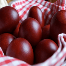 Крашеные яйца луковой шелухой (коричневые)