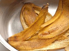 Как приготовить удобрение из банановой кожуры?